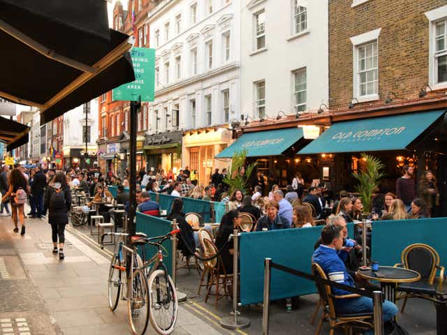 <p>Outdoor dining in Soho, London</p>