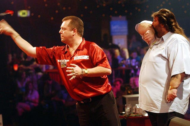 <p>Mervyn King and Andy Fordham contested the BDO World Championships final in 2004</p>