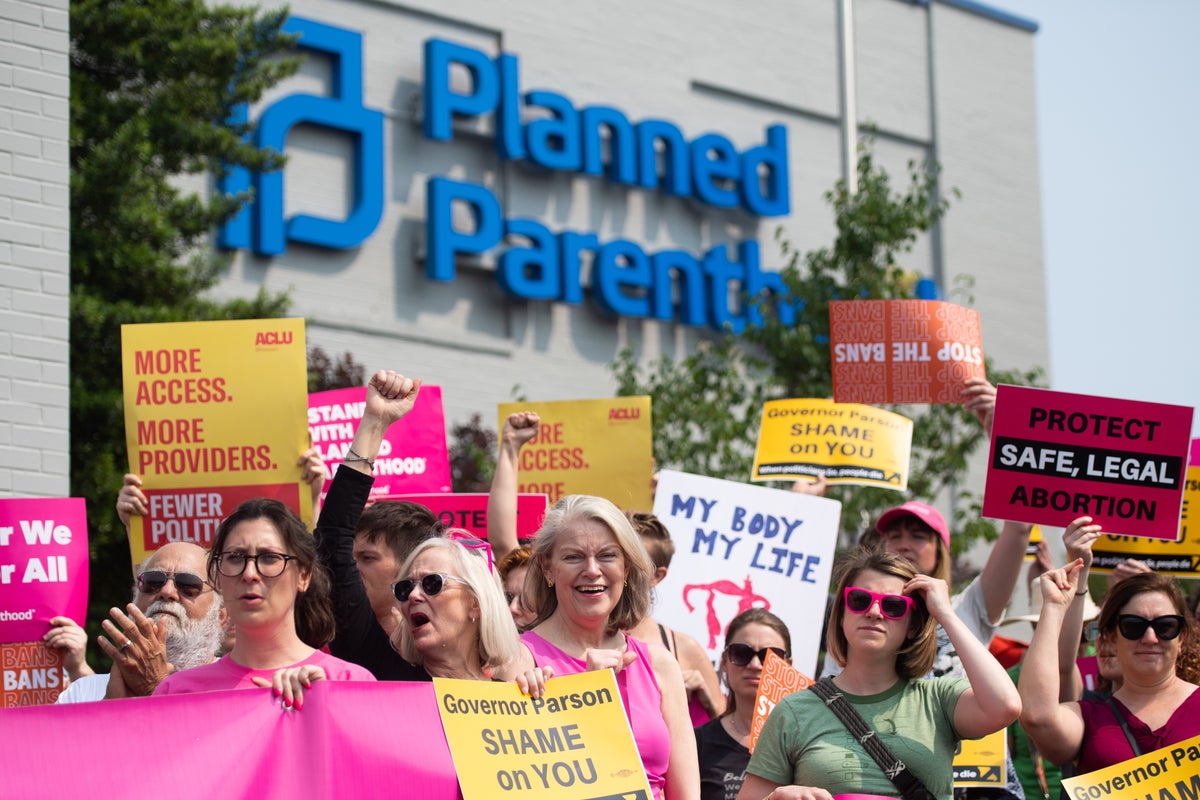 Texas judge temporarily shields abortion clinics from some lawsuits under new law