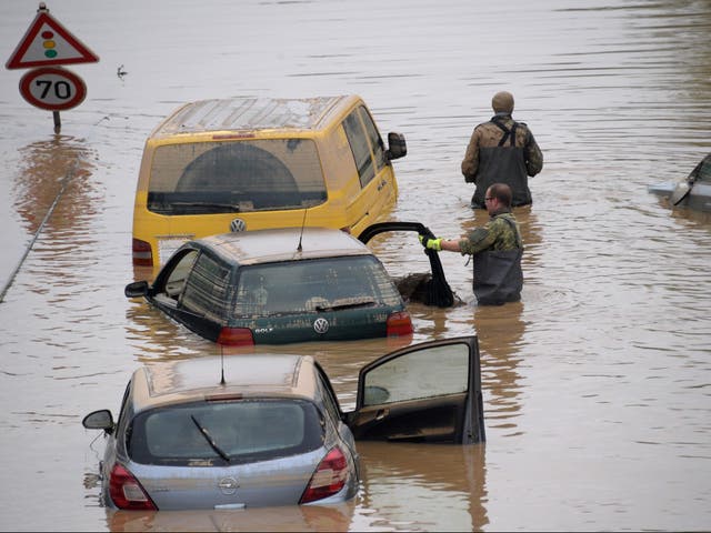 <p>Soldiers of the German armed forces search for victims in submerged vehicles in Erftstadt, western Germany</p>