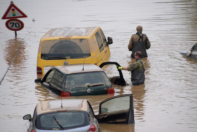 <p>Soldiers of the German armed forces search for victims in submerged vehicles in Erftstadt, western Germany</p>