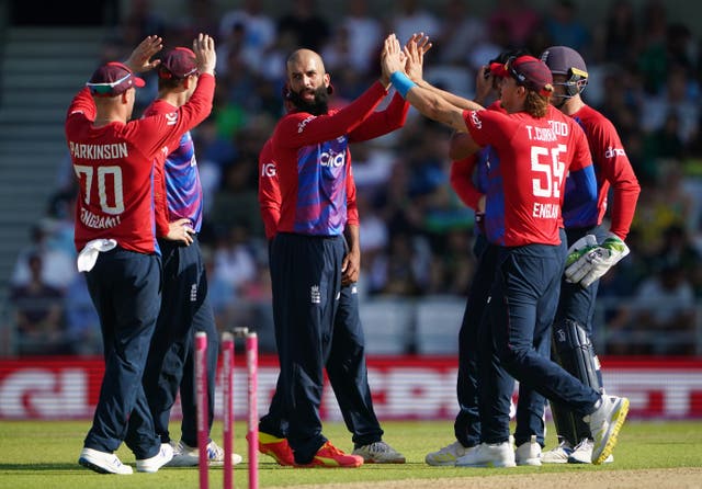 <p>Moeen Ali (centre) celebrates taking the wicket of Fakhar Zaman</p>
