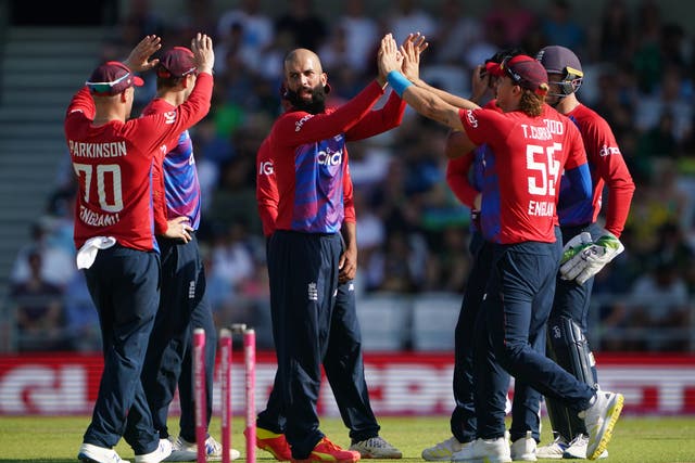 <p>Moeen Ali (centre) celebrates taking the wicket of Fakhar Zaman</p>