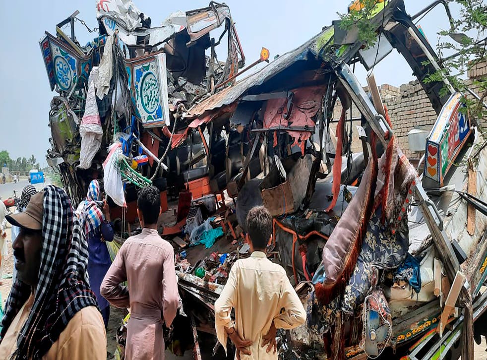 PAKISTAN-ACCIDENTE DE AUTOBUS