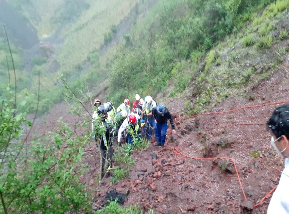 <p>Un pequeño grupo de personas fue sorprendido por un deslave de piedras y rocas, mismo que se habría originado, según paramédicos, por el reblandecimiento de la tierra provocado por las lluvias.</p>