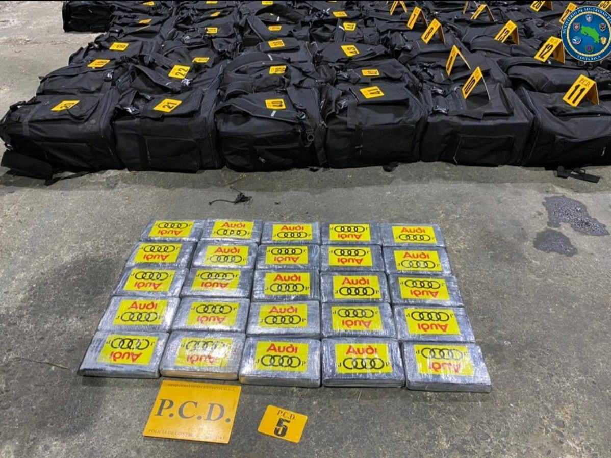 <p>Packages containing cocaine seized during an operation by the Drug Control Police </p>