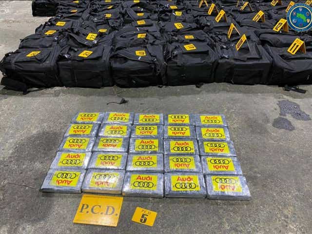 <p>Paquetes que contienen cocaína incautados durante un operativo de la Policía de Control de Drogas donde se encontraron 4,3 toneladas de cocaína escondidas dentro de contenedores transportados en un barco desde Colombia en la costa caribeña de Moín, se muestran en Limón, Costa Rica, en esta fotografía sin fecha obtenida por Reuters el 18 de julio de 2021. Ministerio de Seguridad Pública / Folleto vía REUTERS ATENCIÓN EDITORES - ESTA FOTO FUE PROPORCIONADA POR UN TERCERO. NO HAY REVENTAS. SIN ARCHIVOS</p>