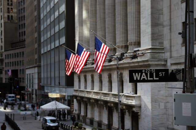<p>Todos los índices principales de Wall Street experimentaron caídas sustanciales el lunes, ya que los temores sobre la propagación de la variante Delta de covid pueden obstaculizar la recuperación económica.</p>