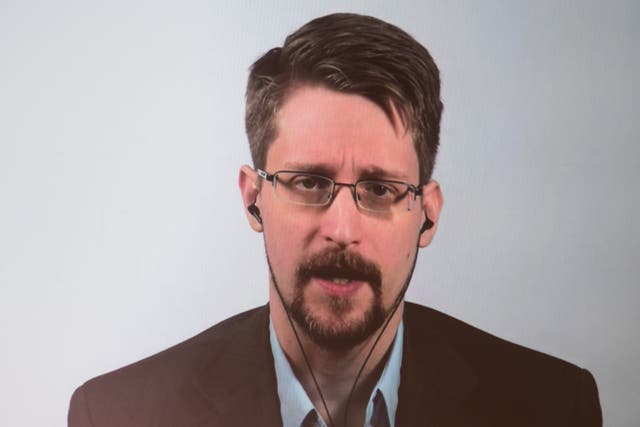 El ex empleado de la CIA estadounidense y denunciante Edward Snowden se muestra en una pantalla mientras habla durante una videoconferencia en Berlín.