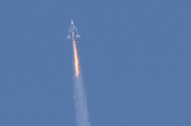 <p>La nave espacial Virgin Galactic Dos aviones espaciales, la unidad y la nave nodriza se separan mientras vuelan muy por encima del puerto espacial América en Nuevo México el 11 de julio de 2021.</p>