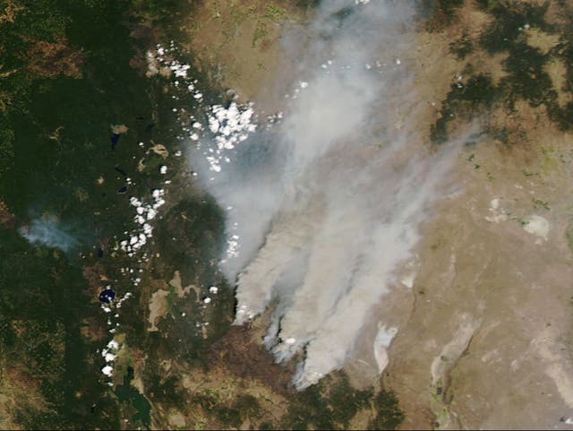 <p>Imagen de satélite del incendio de contrabando en Oregon, EE.</p>