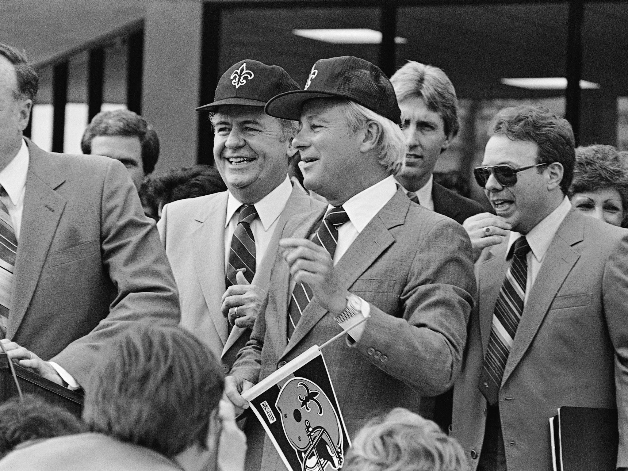 Edwards with businessman Tom Benson in 1985 after the latter struck a deal to buy New Orleans Saints