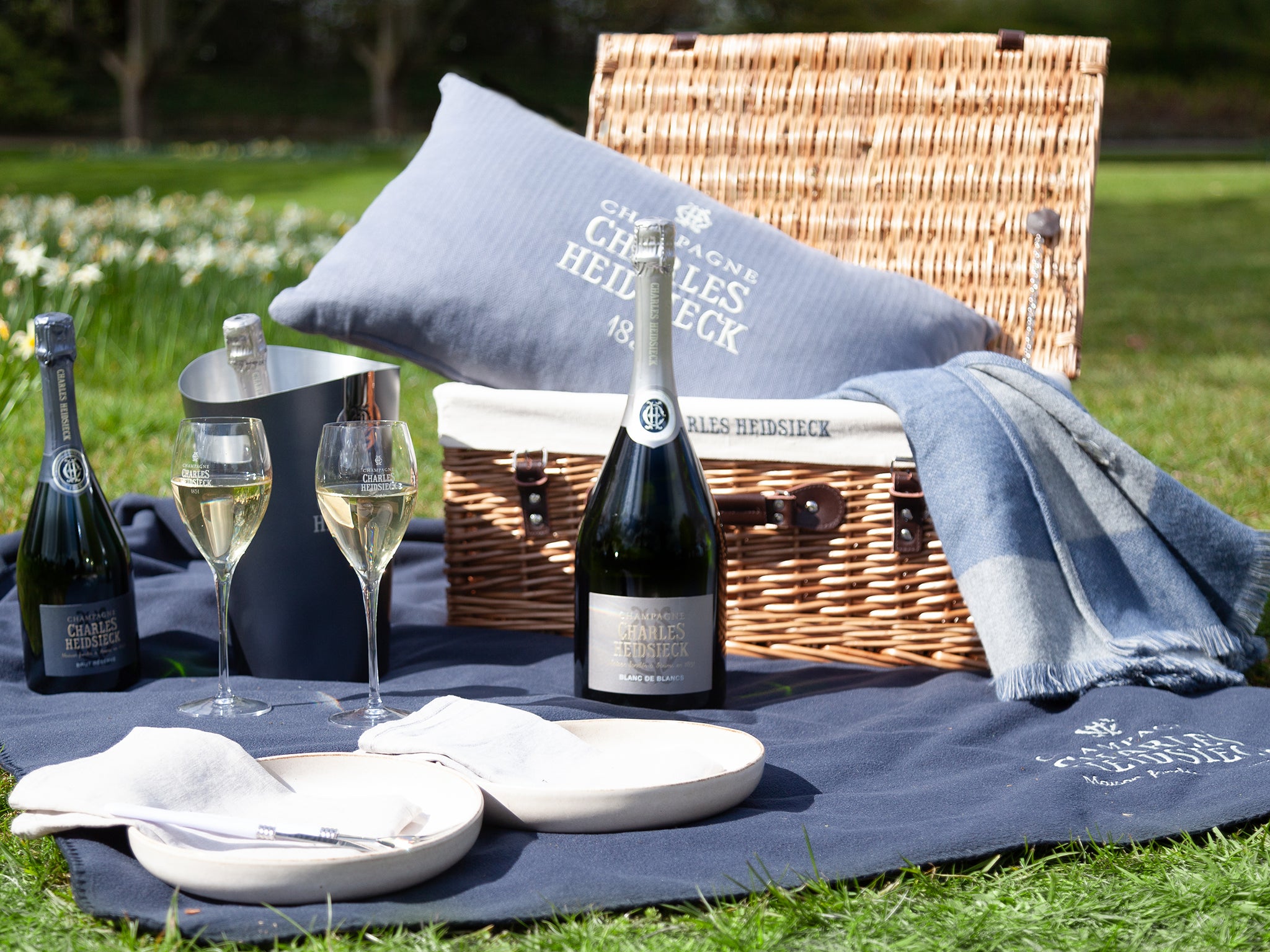 The Charles Heidsieck luxury hamper comes with the ‘Where Chefs Picnic’ guidebook