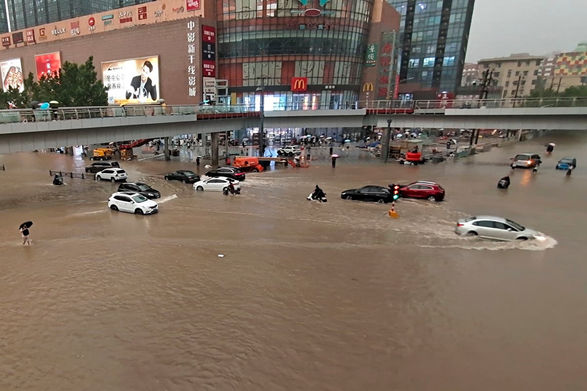 China flooding Heavy rainfall leaves subways inundated with water