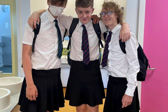 <p>Adrian Copp (centro) y amigos de la escuela Poltair en Cornwall con sus faldas "más frescas"</p>