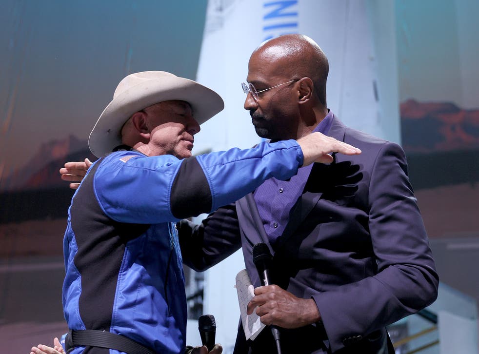<p>Jones y Jeff Bezos</p>