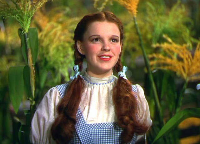 <p>Judy Garland como Dorothy Gale en El mago de Oz</p>