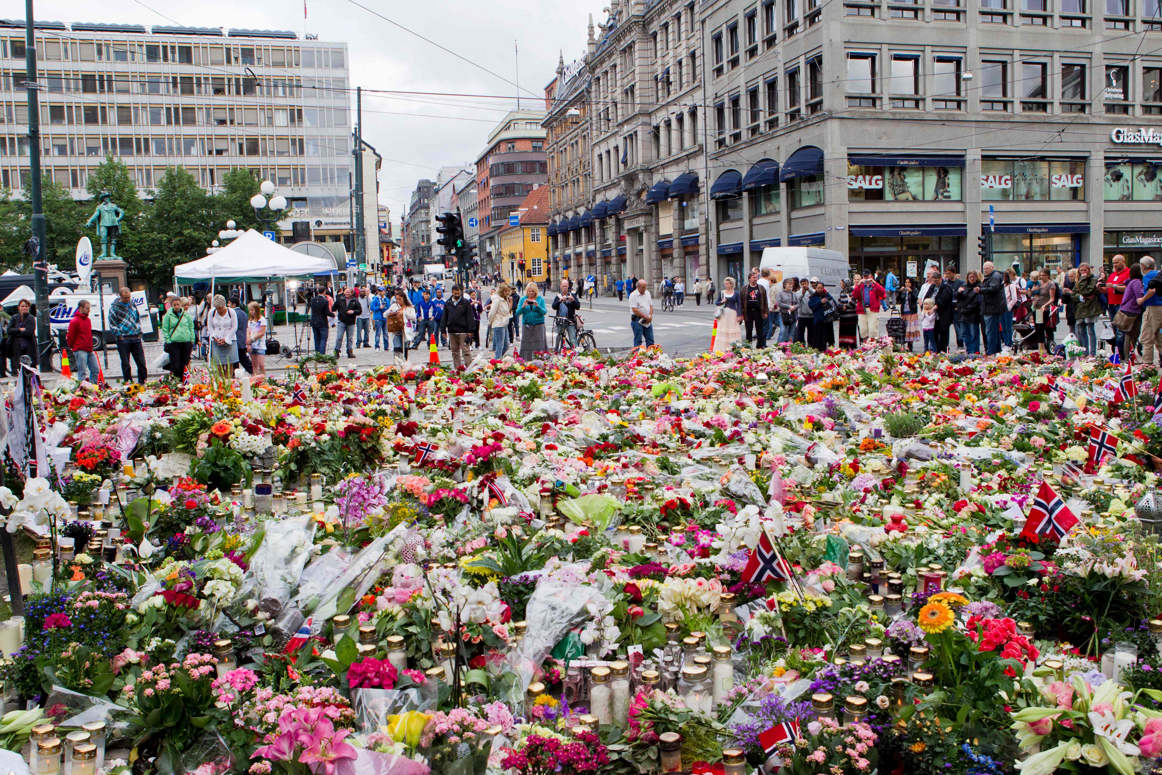 People gather in Oslo on 25 July 2011 to pay tribute to the victims of the recent bombing and shooting spree