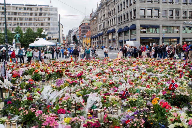 <p>People gather in Oslo on 25 July 2011 to pay tribute to the victims of the recent bombing and shooting spree</p>