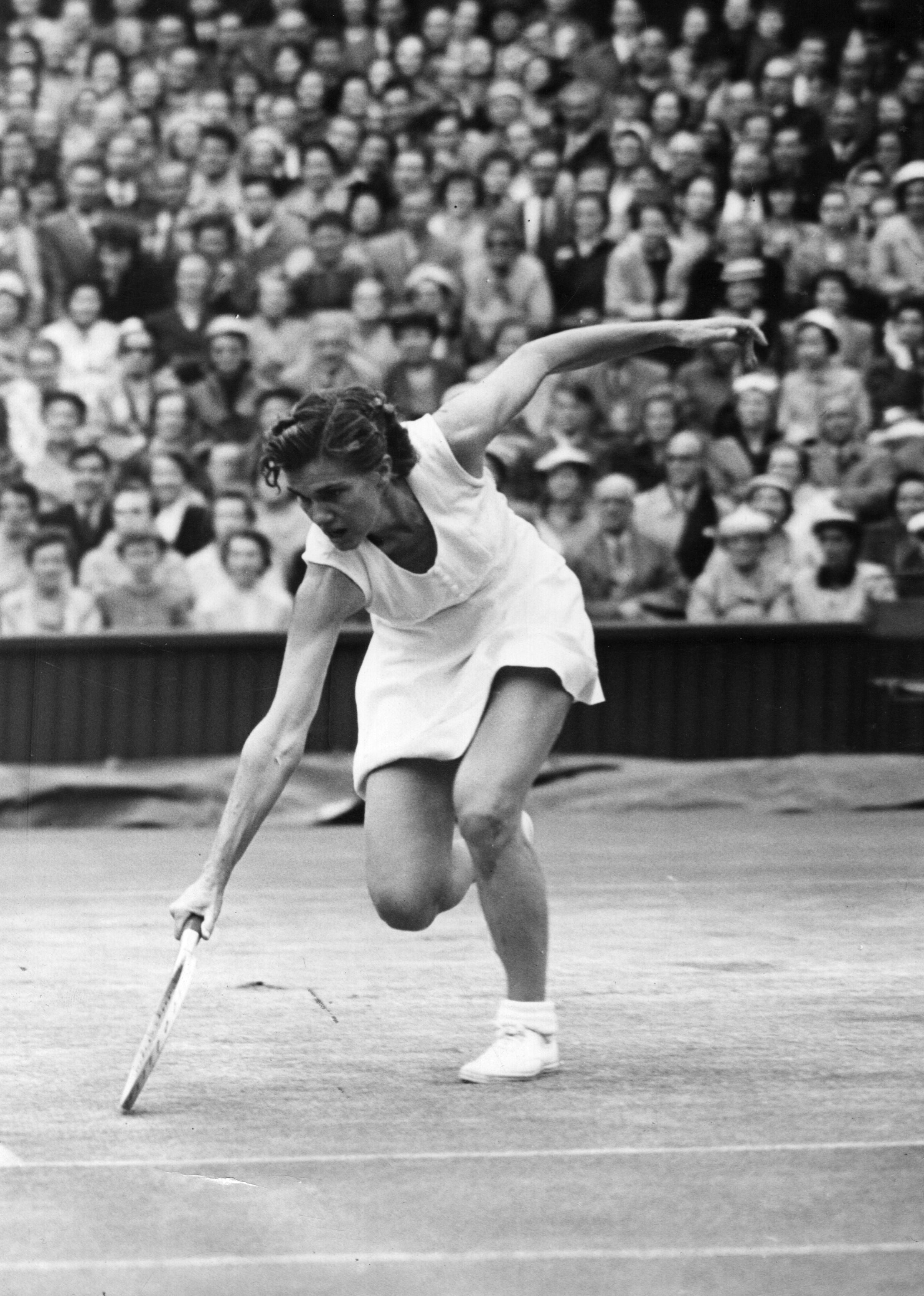 Fry in action against Althea Gibson in 1958