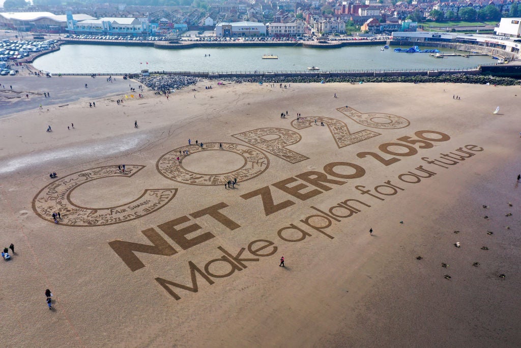 Una obra de arte gigante de arena en New Brighton Beach, Merseyside, para resaltar el calentamiento global y la próxima conferencia climática global Cop26 el 31 de mayo