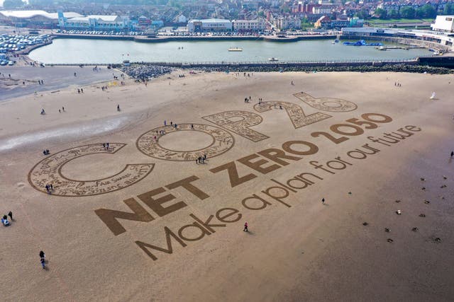 <p>Una obra de arte gigante de arena en New Brighton Beach, Merseyside, para resaltar el calentamiento global y la próxima conferencia climática global Cop26 el 31 de mayo</p>