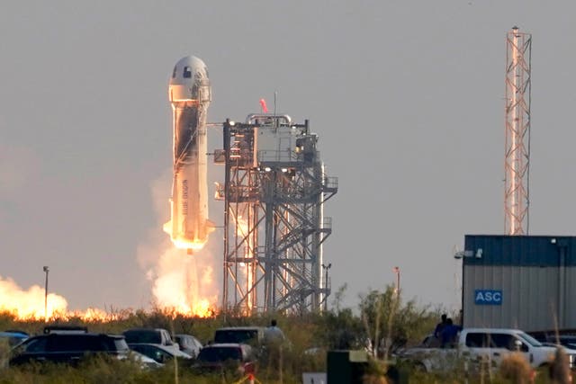 El cohete New Shepard de Blue Origin se lanza con pasajeros Jeff Bezos, fundador de Amazon y la empresa de turismo espacial Blue Origin, su hermano Mark Bezos, Oliver Daemen y Wally Funk, desde su puerto espacial cerca de Van Horn, Texas.