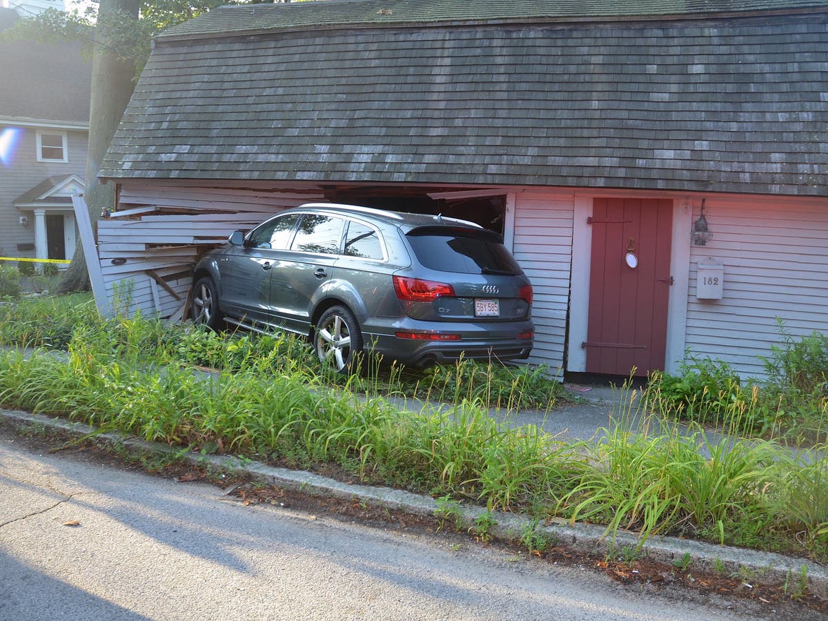 Teen crashes car into Abraham Lincoln’s historic family home after ...