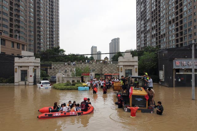 <p>Rescue workers evacuate residents from a flooded residential compound in Zhengzhou, Henan province, on 22 July, 2021</p>