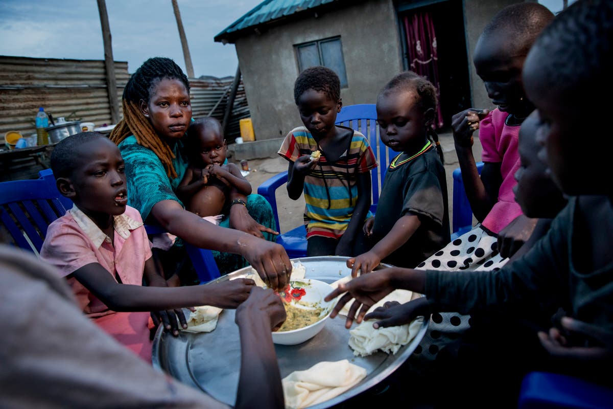 There is poor woman with five children. Судан семья. Жители Южного Судана. Основная пища жителей Южного Судана.