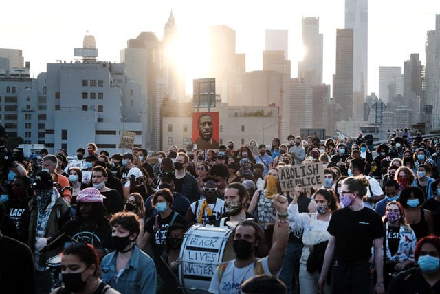 <p>Los partidarios de Black Lives Matter y otros marchan en la ciudad de Nueva York el 25 de mayo, en honor a George Floyd en el primer aniversario de su muerte.</p>
