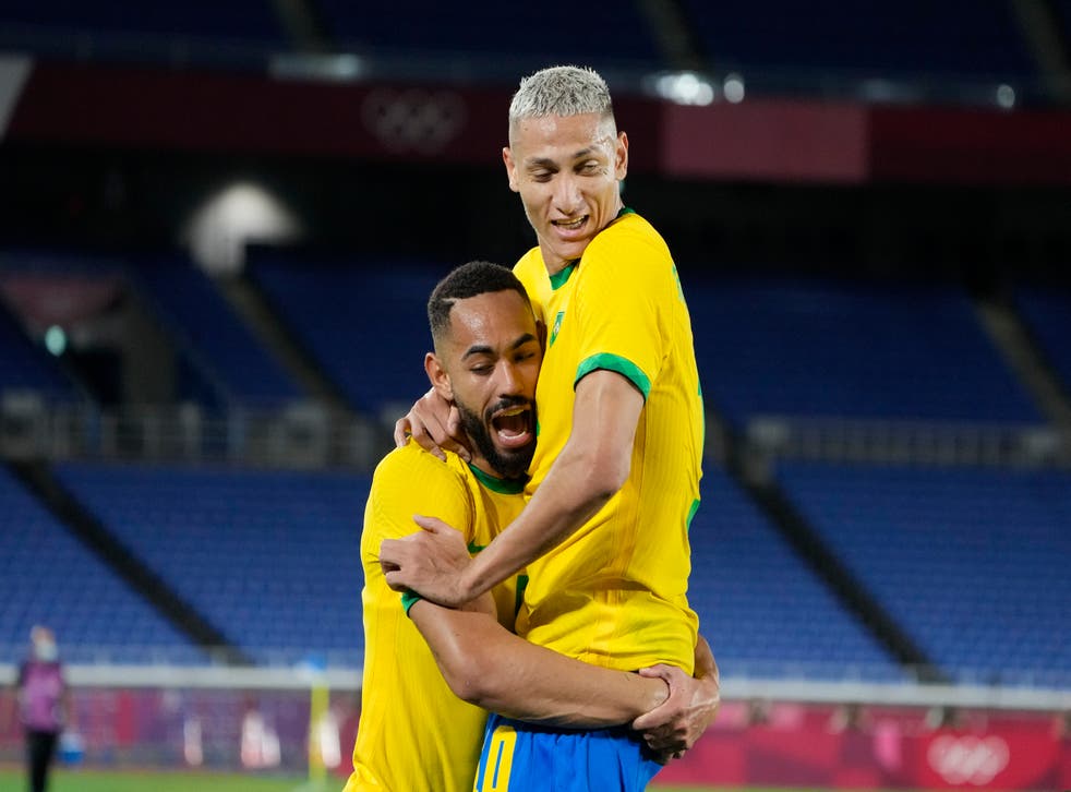 <p>Richarlison de Andrade, derecha, de Brasil celebra anotar el tercer gol de su equipo contra Alemania durante un partido de fútbol masculino en los Juegos Olímpicos de Verano de 2020, el jueves 22 de julio de 2021, en Yokohama, Japón.</p>