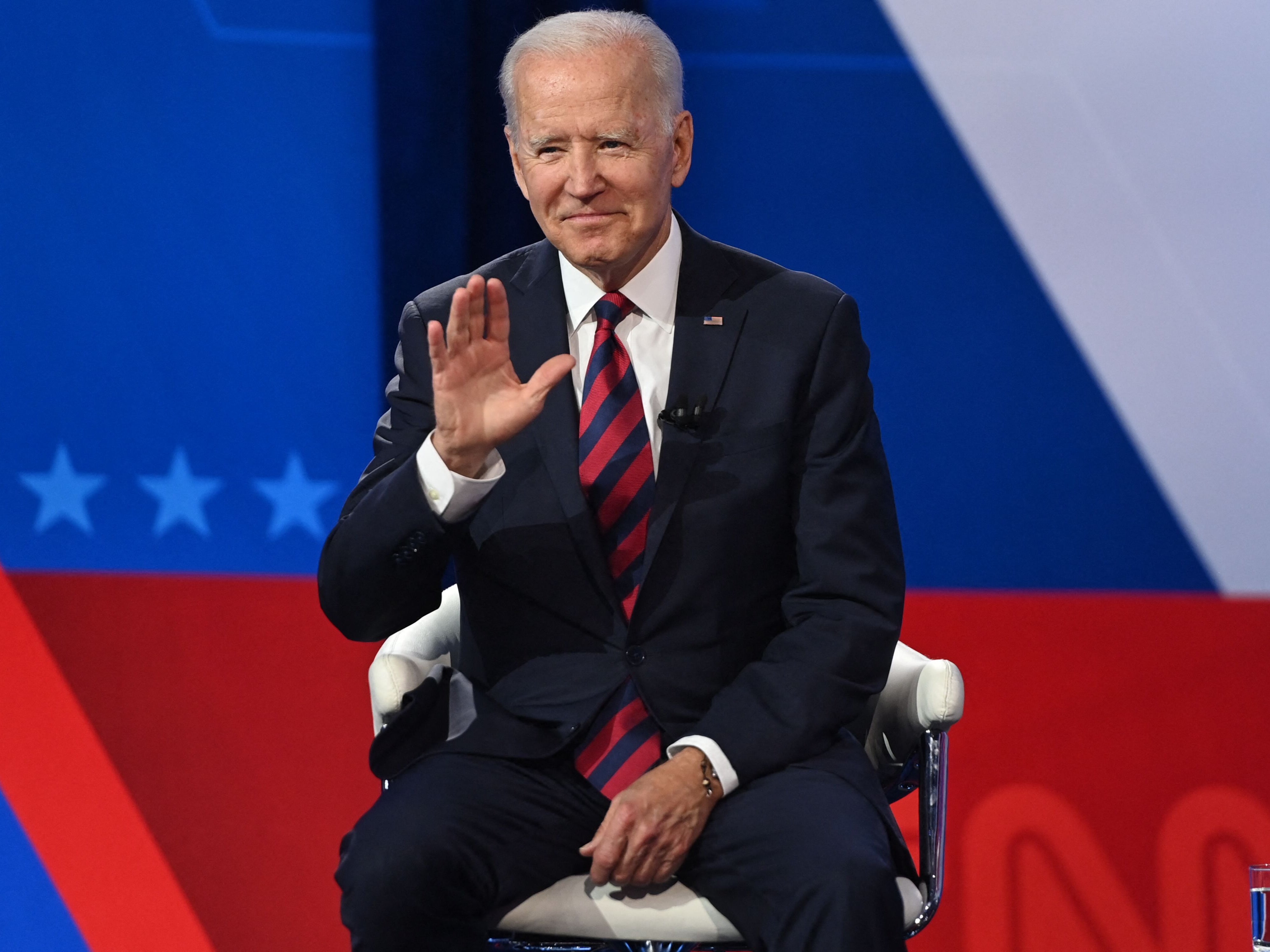 <p>Joe Biden saluda mientras participa en un Ayuntamiento de CNN organizado por Don Lemon en la Universidad Mount St. Joseph en Cincinnati, Ohio, el 21 de julio de 2021.</p>