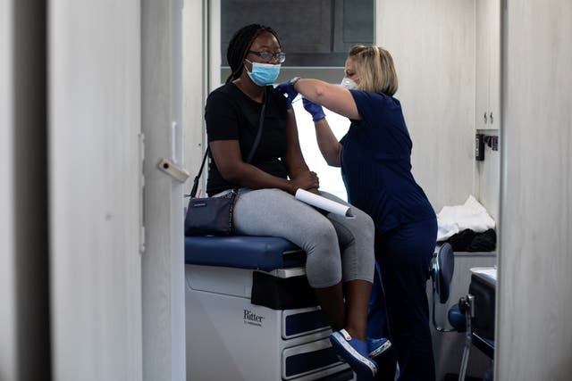 <p>Shanya Taylor, de 19 años, recibe su primera dosis de la vacuna contra la enfermedad del coronavirus (COVID-19) en una clínica de vacunación emergente móvil organizada por el Departamento de Salud de Detroit con el Distrito Comunitario de Escuelas Públicas de Detroit en la Academia Preparatoria East English Village en Detroit, Michigan</p>