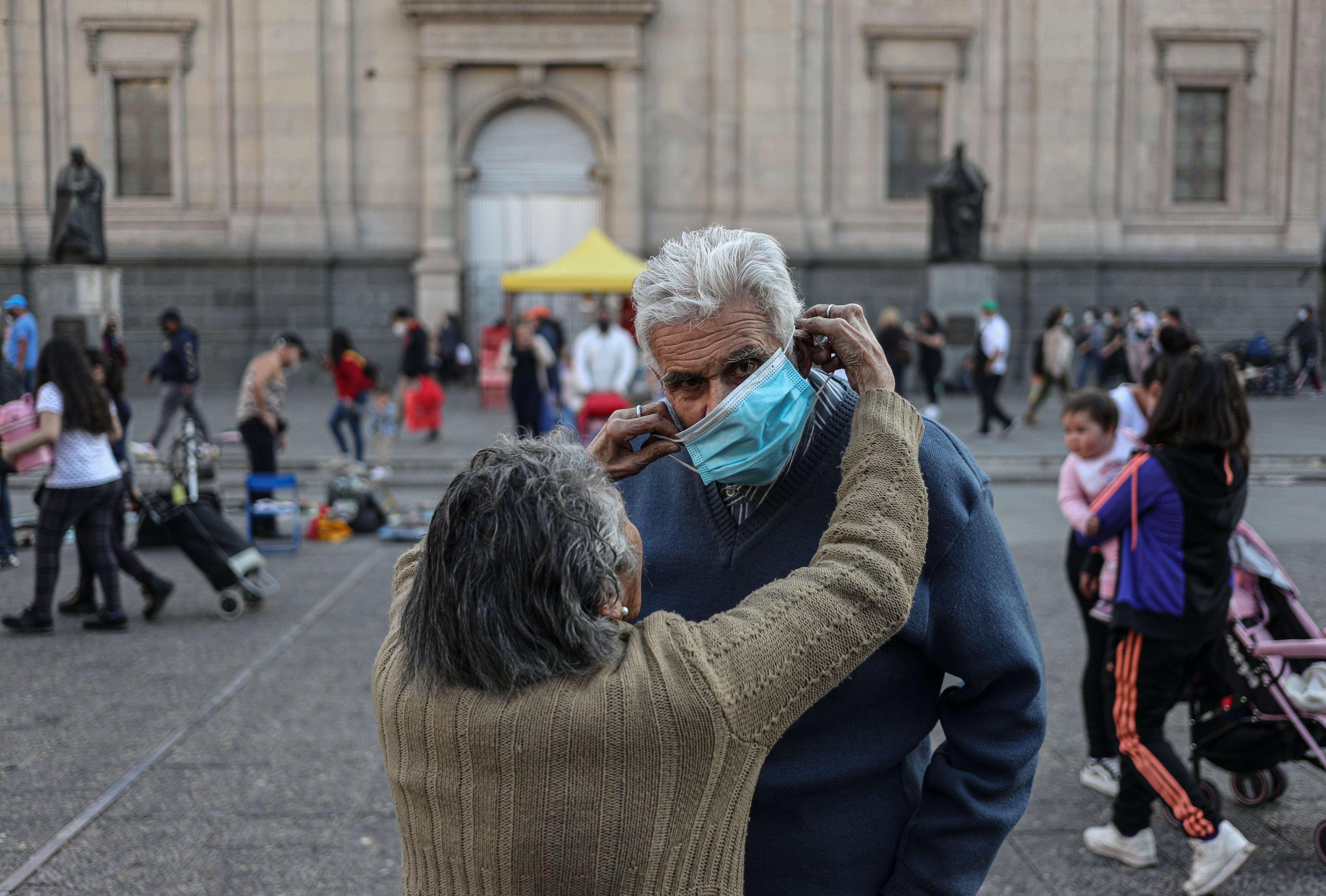 <p>Alicia Sepúlveda, de 89 años, le coloca una mascarilla a su hermano Luis, de 66 años, en la Plaza de Armas en el centro de Santiago, Chile, el martes 20 de julio de 2021. Santiago avanza hacia la Fase 3, que termina con la cuarentena de fin de semana y permite que más personas ingresen a restaurantes y gimnasios a medida que la ciudad relaja sus reglas de cierre.</p>