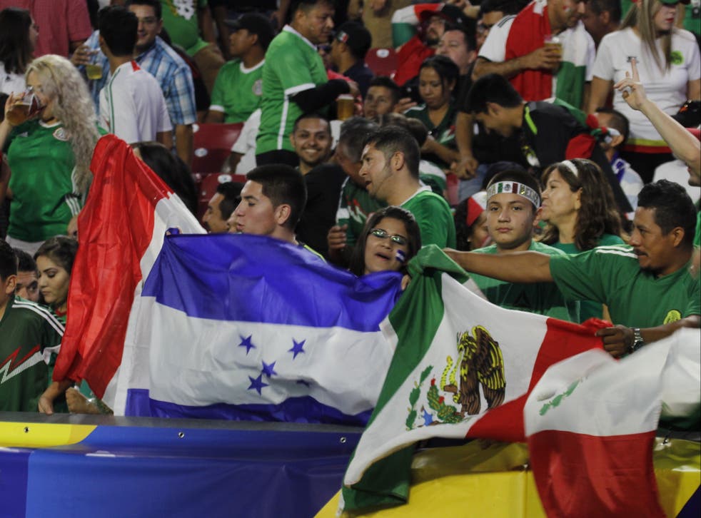 <p>En esta foto de archivo, se observan fanáticos del fútbol nacional de México y Honduras reunidos en el estadio de la Universidad de Phoenix en Glendale, Arizona, el 20 de julio de 2017. Ambos equipos se enfrentarán nuevamente este fin de semana en el mismo recinto, ahora nombrado State Farm Stadium, dentro del marco de la Copa Oro 2021.</p>