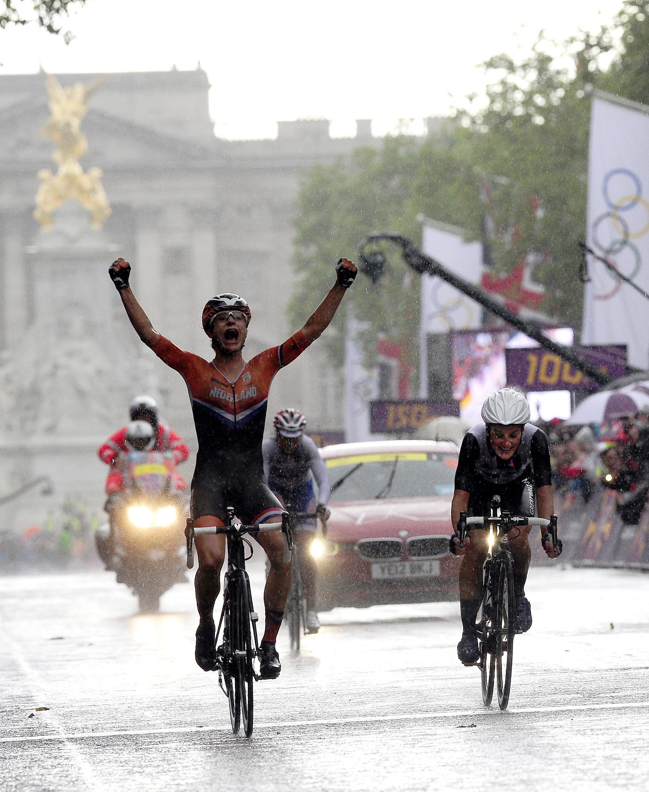 Marianne Vos (left) pipped Deignan, then Armitstead, to victory in London on 2012 (John Giles/PA)