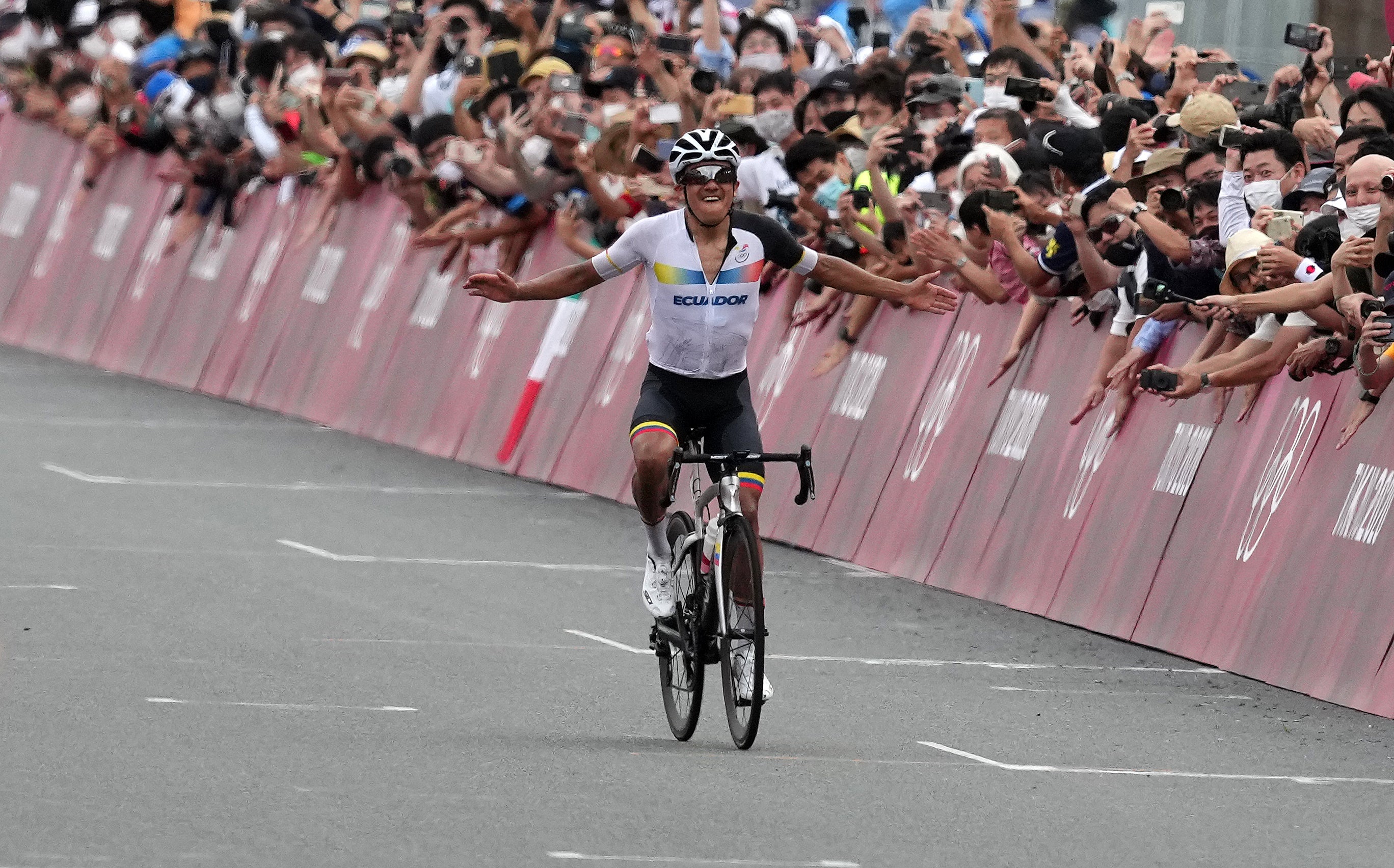 Ecuador’s Richard Carapaz wins gold in the men’s road race