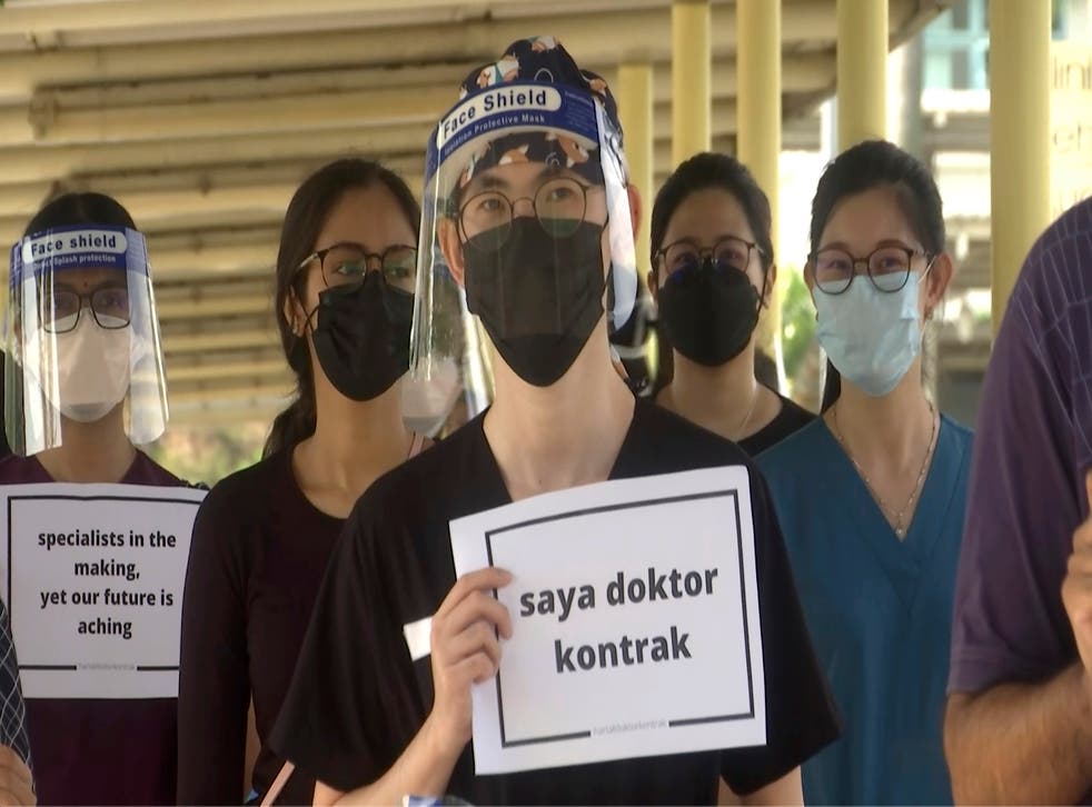 Malaysian Contract Doctors Walk Out To Seek Fairer Treatment Police Malaysian Kuala Lumpur Covid The Independent