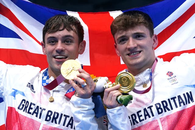 <p>Tom Daley de Gran Bretaña (izquierda) y Matty Lee celebran con sus medallas de oro (Adam Davy / PA)</p>