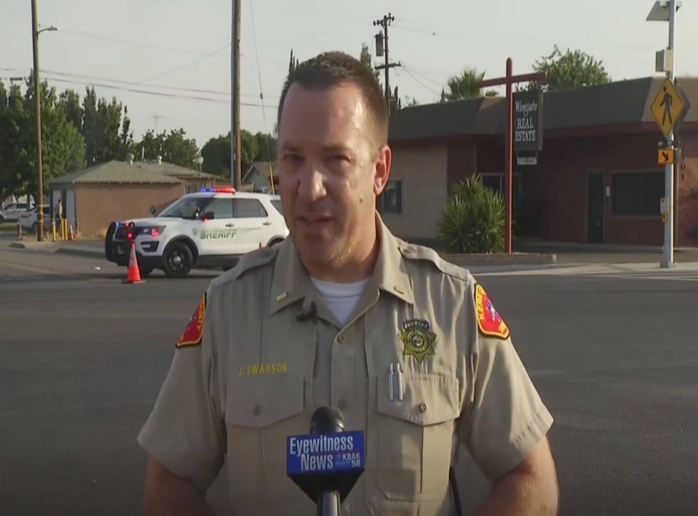 <p>El teniente Joel Swanson, de la Oficina del Sheriff del condado de Kern, informa a los reporteros sobre un tiroteo en Wasco, California.</p>