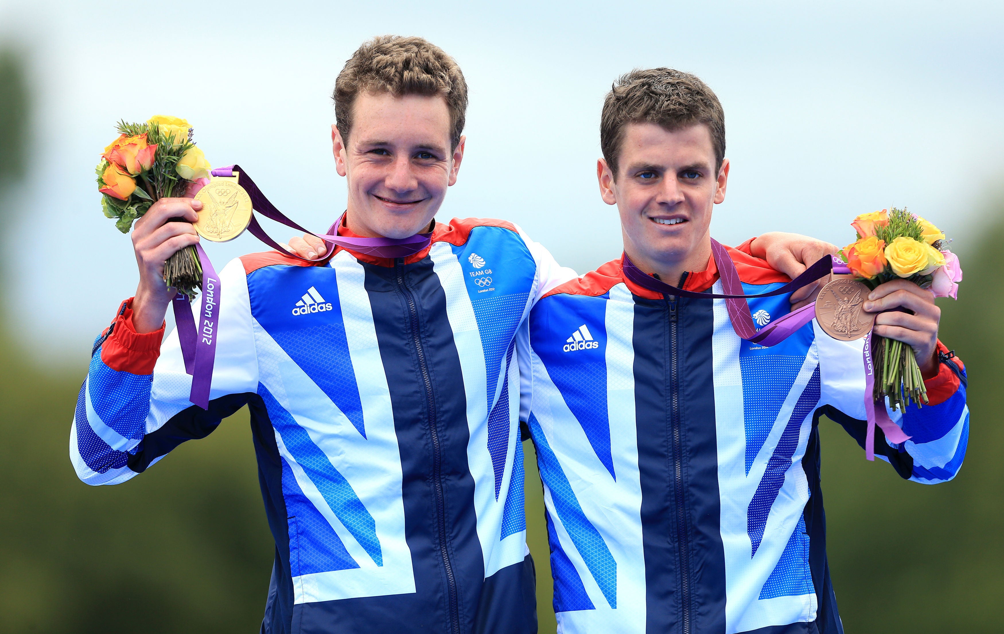 Alistair (left) and Jonny Brownlee hold up their Olympic medals (Mike Egerton/PA)
