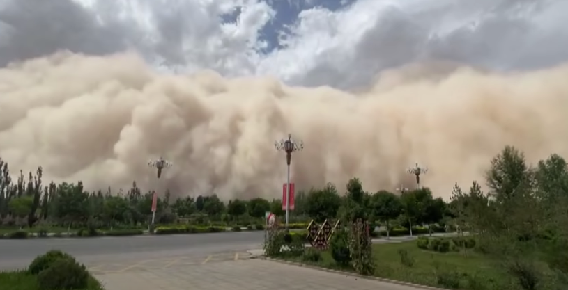 <p>A heavy sandstorm, as high as 300 feet, engulfed the Chinese city of Dunhuang</p>