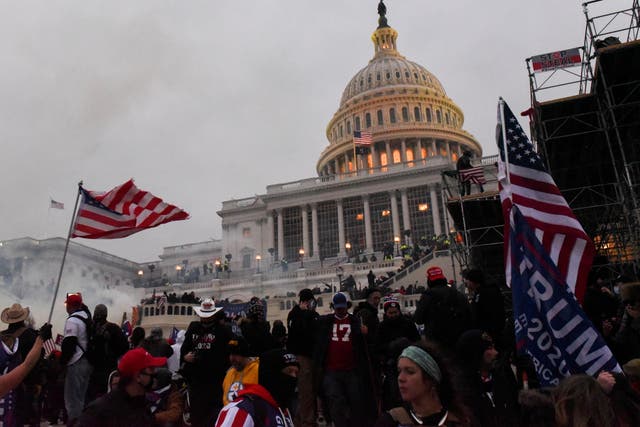 <p>La policía intenta limpiar el edificio del Capitolio de los Estados Unidos con gas lacrimógeno mientras los partidarios del presidente de los Estados Unidos, Donald Trump, se reúnen afuera, en Washington, el 6 de enero de 2021.</p>