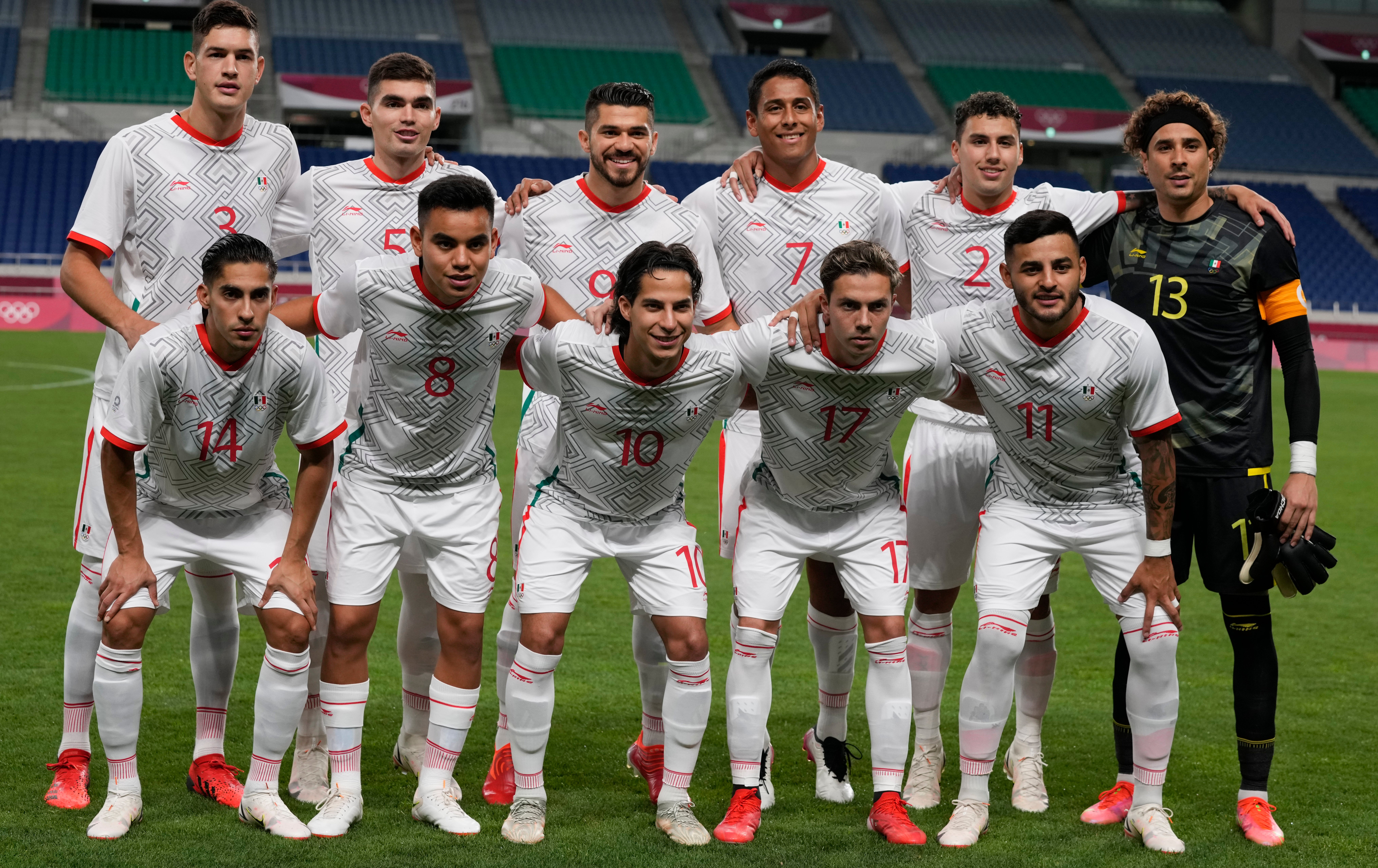 <p>Jugadores de México se alinean para una foto de equipo antes del partido de fútbol masculino contra Japón en los Juegos Olímpicos de Verano de 2020, el domingo 25 de julio de 2021, en Saitama, Japón.</p>