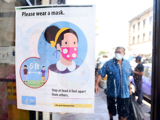 <p>Un letrero en el escaparate recuerda a las personas que deben usar una mascarilla el 19 de julio de 2021 en Los Ángeles, California.</p>