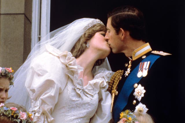 <p>The newly married Prince and Princess of Wales (formerly Lady Diana Spencer) kissing on the balcony of Buckingham Palace after their wedding ceremony at St. Paul’s cathedral in 1981</p>