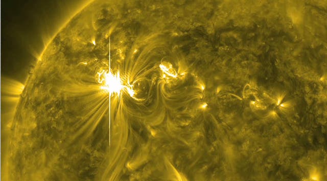 Una erupción solar X5.4, la más grande en cinco años, estalla en la superficie del sol el 6 de marzo de 2012