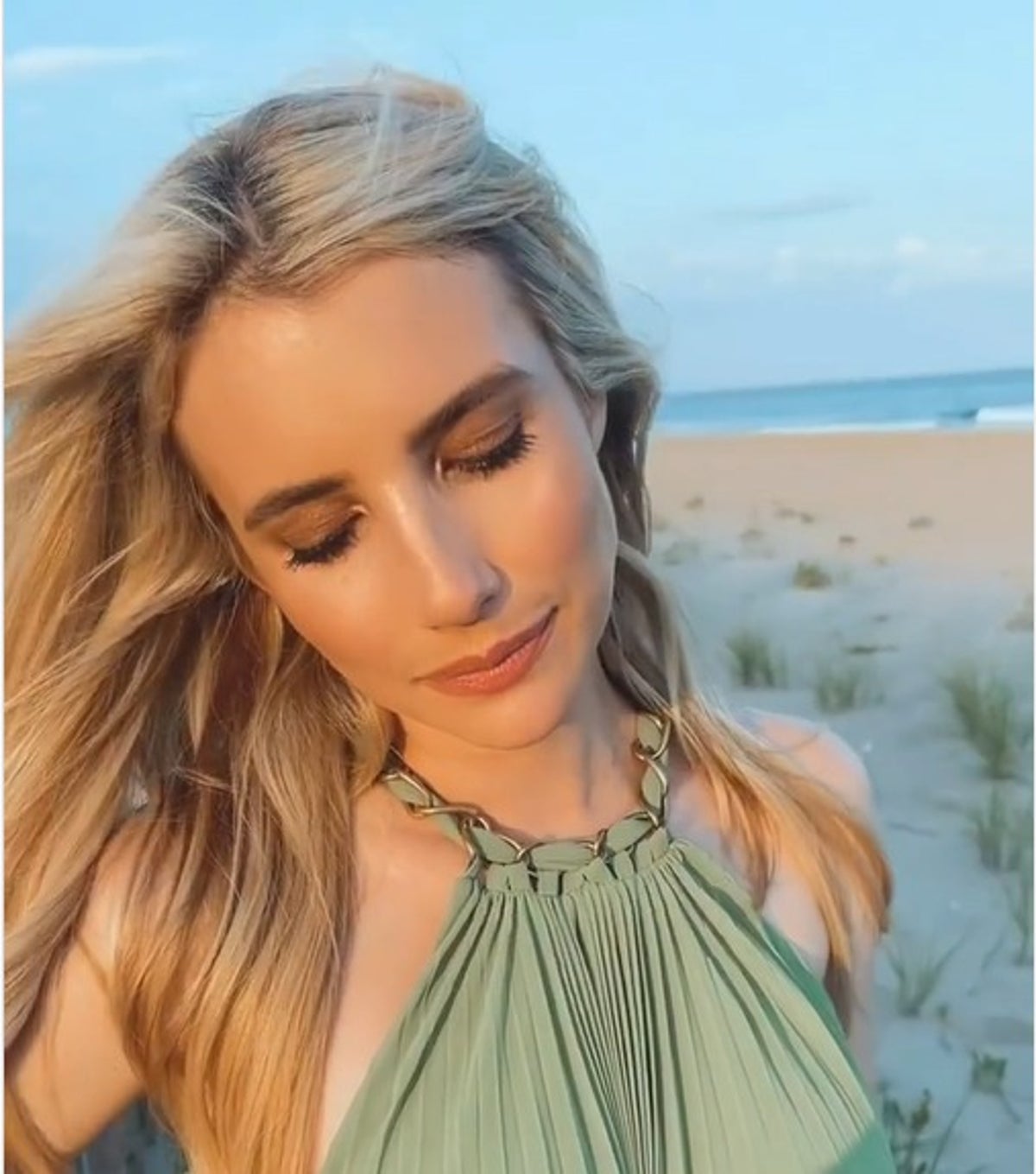 Video Of Emma Roberts Acting Candidly On A Beach Sparks Hilarious Meme Frenzy Indy100