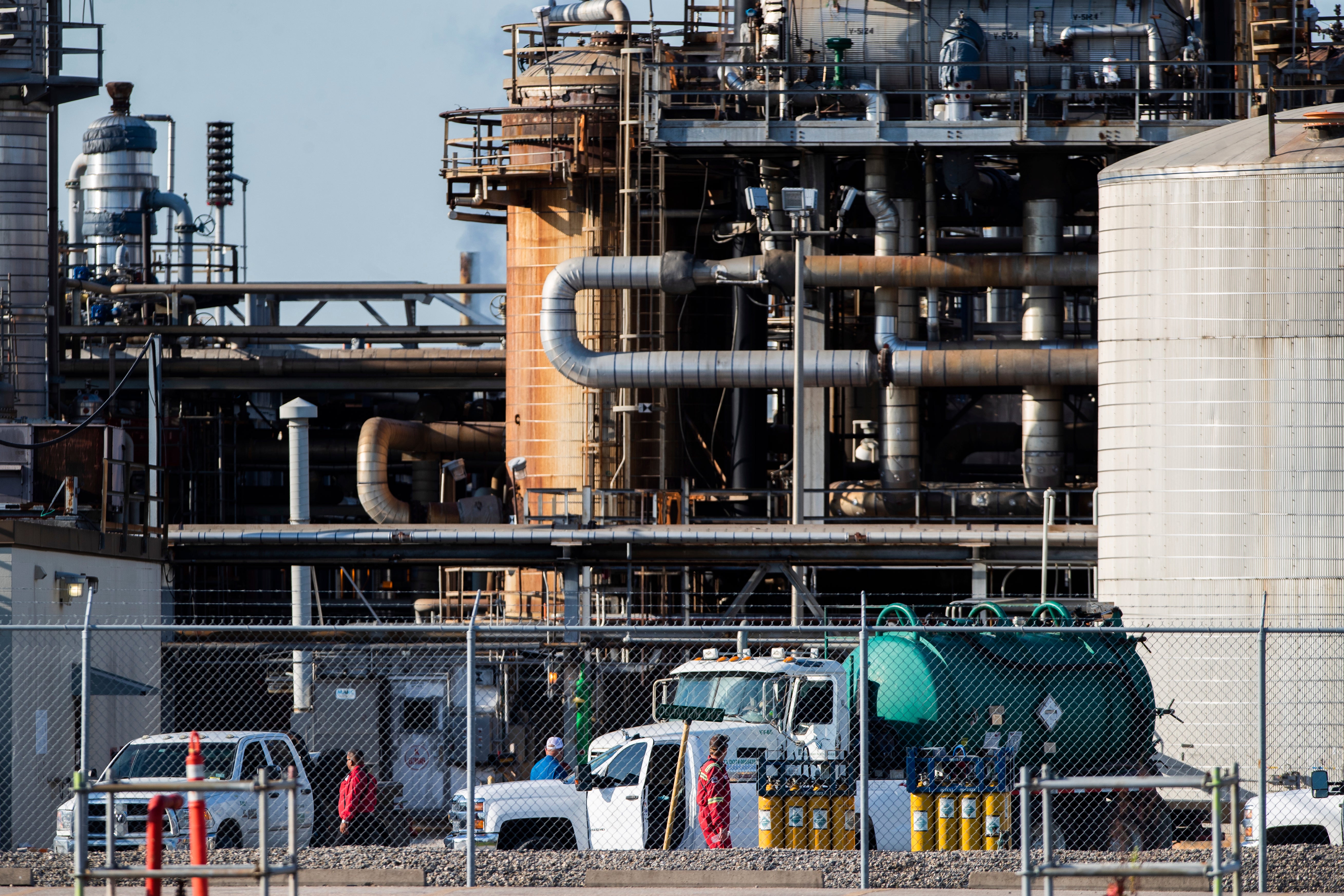 Texas Chemical Plant Leak Leaves 2 Dead, Dozens Injured Harris County ...